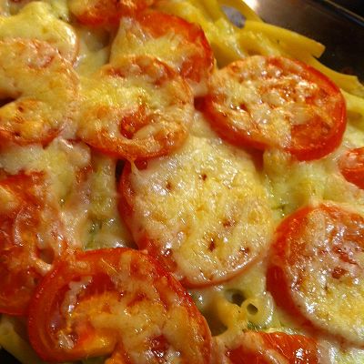 Makkaroni-Porree-Auflauf mit Cheddar und Tomaten überbacken