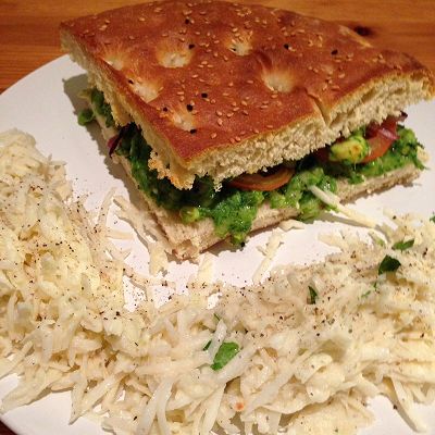Fladenbrot-Sandwich dazu Sellerie-Krautsalat (Vegetarisch)