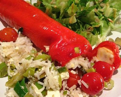 Spitzpaprika gefüllt mit Basmatireis, Fetakäse, Poree und Kirschtomaten dazu grüner Salat (Vegetarisch)
