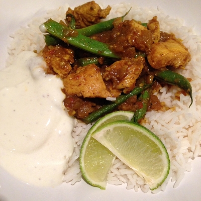 Korma-Curry mit Putenfleisch und grünen Bohnen auf Basmatireis