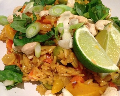 Curry-Reis mit Paprika, Möhren, Frühlingszwiebeln & Cashewkernen