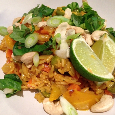 Gelber Curry-Reis mit Paprika, Möhren, Frühlingszwiebeln & Cashewkernen