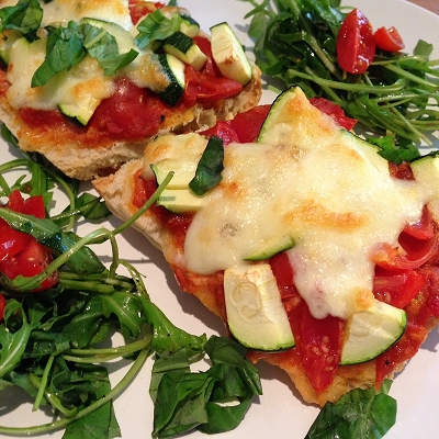 Zucchini Pizzabaguette dazu Rucola-Tomaten-Salat