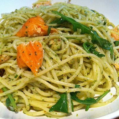Spaghetti mit Rucola-Mandel-Pesto und Stremellachs