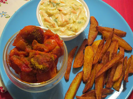 Currywurst mit Pommes und Sellerie-Karotten-Salat