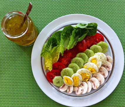 Salatplatte mit Kräutervinaigrette © Monika Cartwright