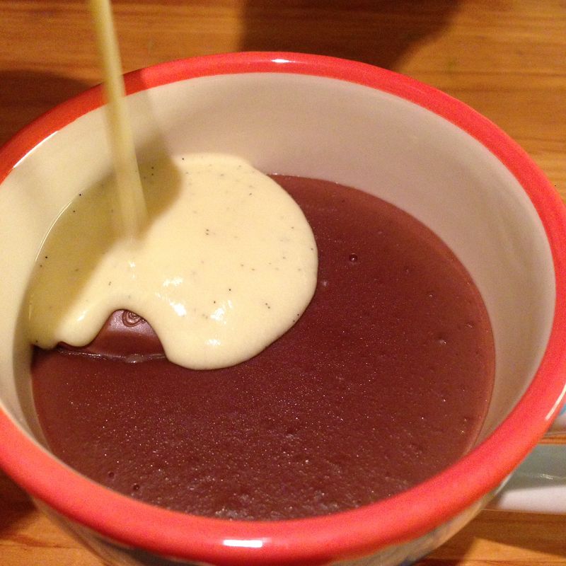Selbstgemachter Schokoladenpudding mit Vanillesauce