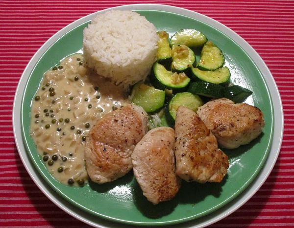 Putenbrustfilet mit grüner Pfeffer-Sauce, Reis und Zucchinigemüse