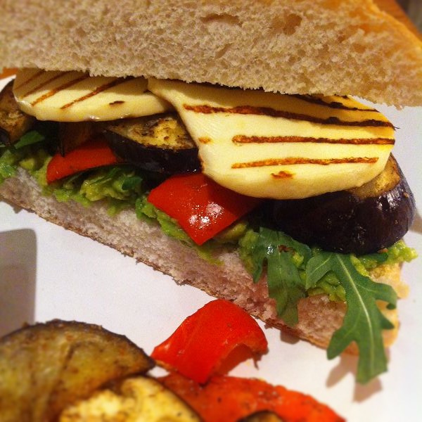 Vegetarisches Grillkäse-Sandwich mit Rucola, Aubergine, Paprika & Avocadocreme