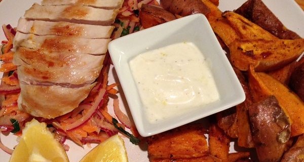 Hähnchenbrustfilet auf Möhren-Zwiebel-Salat dazu Süßkartoffelecken & Knoblauchjoghurt