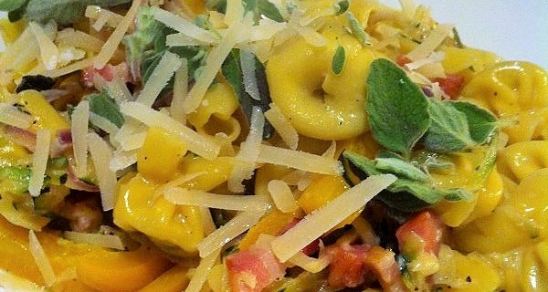 Pilz-Fiorelli in Zucchini-Schinken-Sahne-Sauce garniert mit frischem Oregano und Parmesan