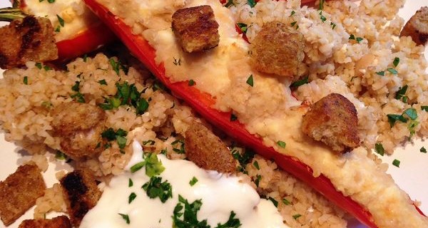 Mit Erbsen und Feta gefüllte Spitzpaprika auf Bulgur & Ras-El-Hanout-Croutons