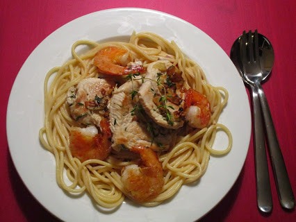 Spaghetti mit Putenschnitzel und Garnelen © Monika Cartwright