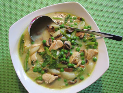 Asparagus pot with mushrooms and chicken
