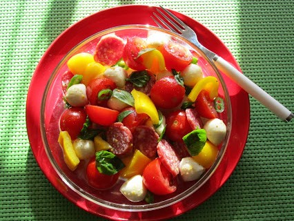 Tomaten-Paprika-Salat mit Mozzarella und Salami © Monika Cartwright