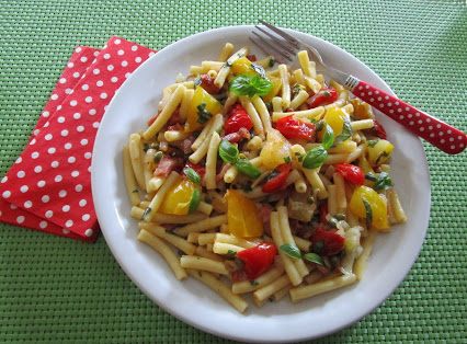 Macaroni with bacon and tomatoes