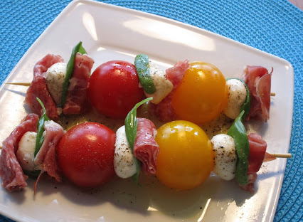 Tomaten-Mozzarella-Spieße mit Schinken & Salami © Monika Cartwright
