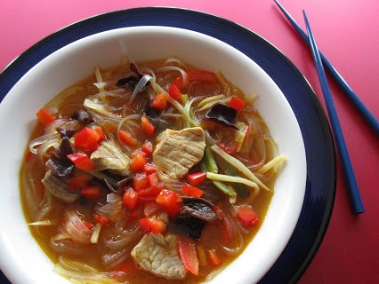 Asiatische Suppe mit Schweinefleisch © Monika Cartwright