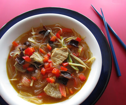 Asiatische Suppe mit Schweinefleisch