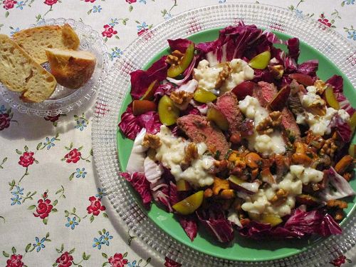 Radicchio salad with chanterelles, steak strips and prunes