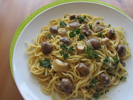 Spaghetti mit Pilzen und Sahnesauce © Monika Cartwright