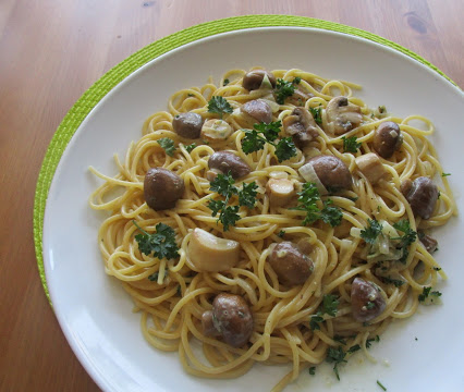 Spaghetti with mushrooms and cream sauce