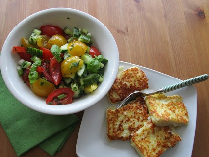 Tomaten-Mozzarella-Salat mit Grießschnitten © Monika Cartwright