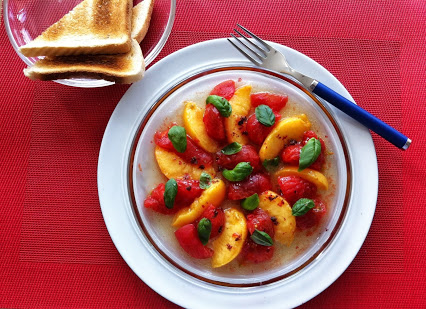 Tomaten-Pfirsich-Basilikum-Salat © Monika Cartwright