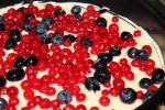 Simple sponge cake with berries