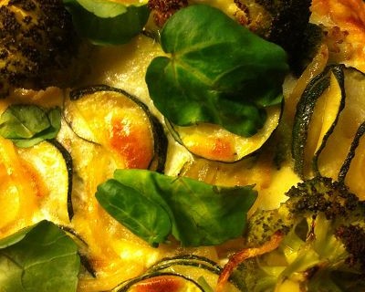 Brokkoli-Zucchini-Quiche (Vegetarisch) mit Parmesan und Kresse