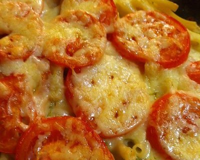 Makkaroni-Porree-Auflauf mit Cheddar und Tomaten überbacken