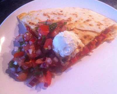 Paprika-Quesadillas mit Schmand und Tomatensalsa