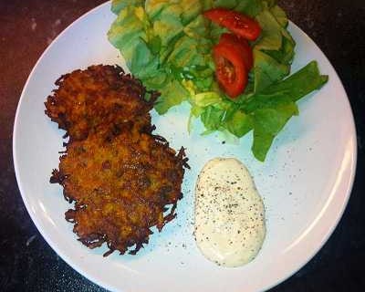 Süßkartoffelrösti dazu “Sweet Chili”-Schmand und grüner Salat