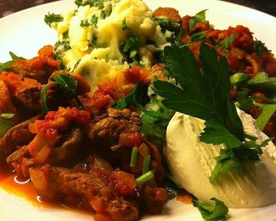 Rinderfiletgulasch mit Champignons dazu Grühnkohl-Kartoffelpürree & Schmand