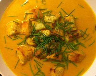 Kürbissuppe mit selbstgemachten Croutons, Kürbiskernen und Schnittlauch