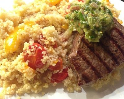 Rinderhüftsteaks auf Paprika-Tomaten-Couscous & Chimichurrisosse (Scharf)