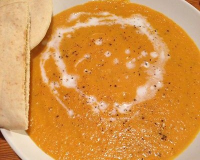 Scharfe Möhrensuppe mit Kokosmilch dazu Pita-Taschen