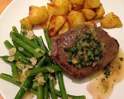 Rinderhüftsteak mit Kartoffelecken, Bohnen in Zitronen-Vinaigrette dazu Kerbelkrautsosse