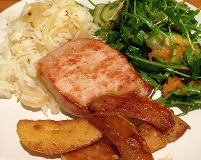 Schweinesteaks mit karamelliesierten Apfelspalten, Zwiebel-Basmatireis und buntem Rucola-Salat