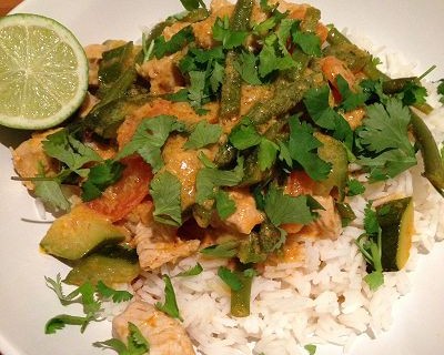 Thai Curry auf Basmatireis mit Putenfleisch, Zucchini und grünen Bohnen (Scharf)