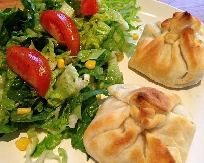 Blätterteig-Bonbons gefüllt mit Brokkoli und Speck dazu gemischter Salat