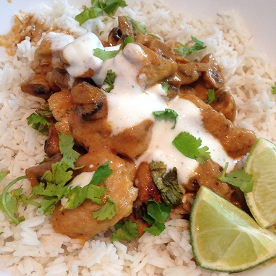 „Matsaman“ (Massaman) Curry mit Putenbrust auf Basmatireis dazu Limettenjoghurt