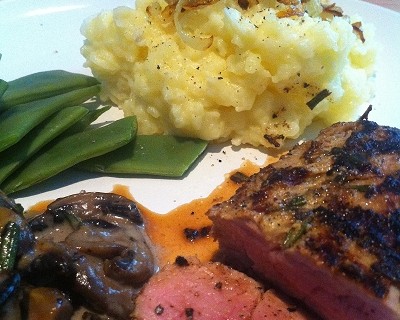 Schweinefilet an Champignonsahnesauce, Röstzwiebel-Kartoffelstampf und Stangebohnen