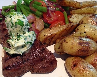 Rinderhüftsteak dazu knusprige Drillinge, Tomaten-Bohnen-Gemüse und selbstgemachte Kräuterbutter