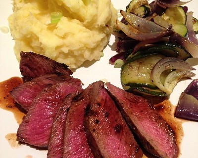 Rosa gebratenes Rinderhüftsteak "Asia" mit Zucchinigemüse & Kartoffelstampf