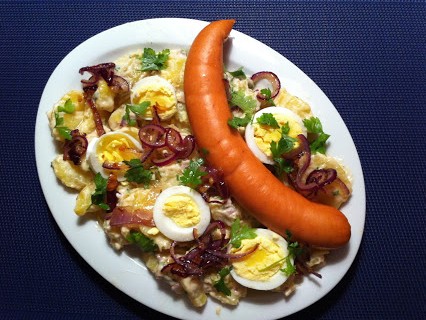 Kartoffelsalat mit Ei und Bockwurst (schmeckt Kindern) © Monika Cartwright