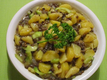Kartoffelsalat mit Gurke und Linsen © Monika Cartwright