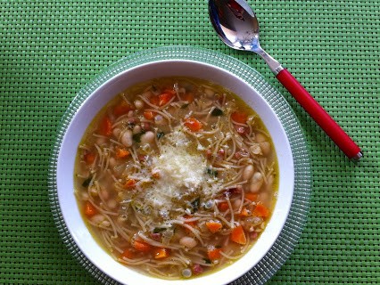 Nudel-Bohnen-Suppe (italienisch) © Monika Cartwright