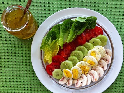 Salatplatte mit Kräutervinaigrette © Monika Cartwright