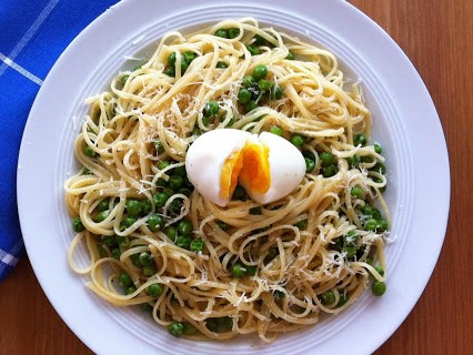 Spaghetti mit Parmesanbutter und Erbsen © Monika Cartwright